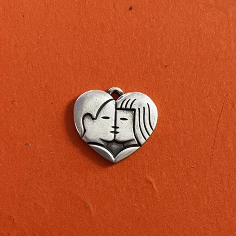 Retired James Avery Silver The Kiss Couple Charm